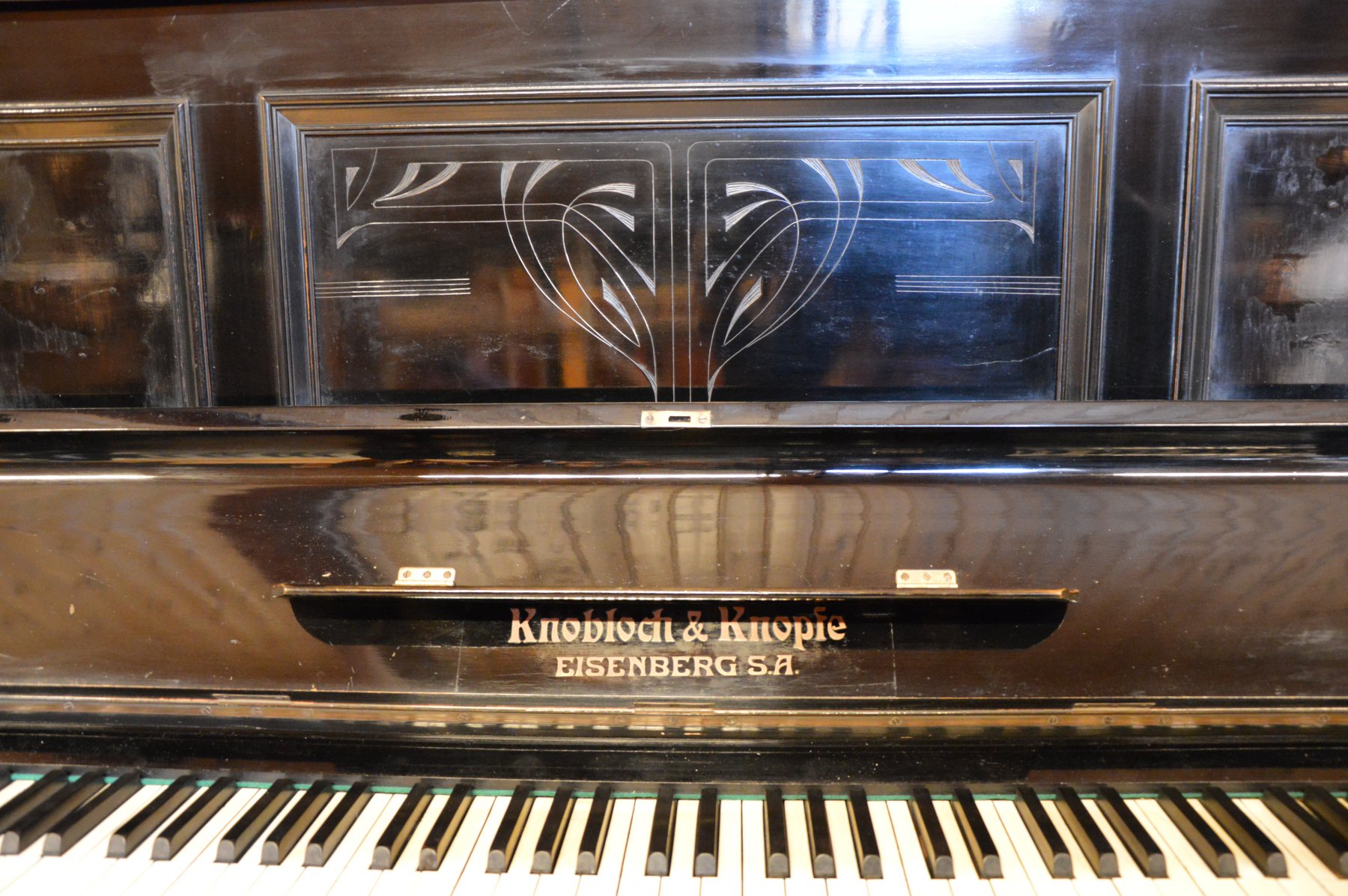 Kobloch & Knopfe piano